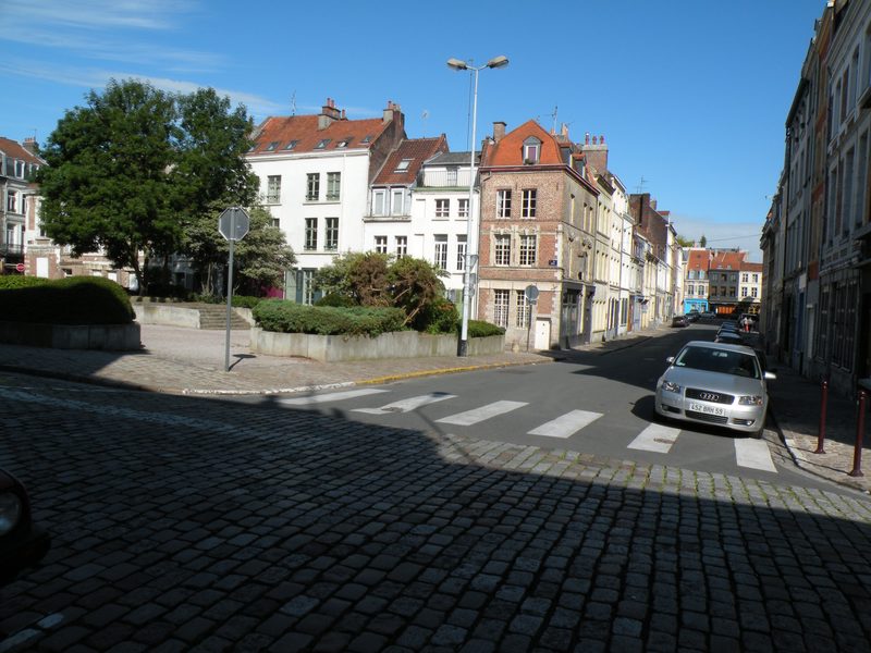  petite place avec square, rue Ropra